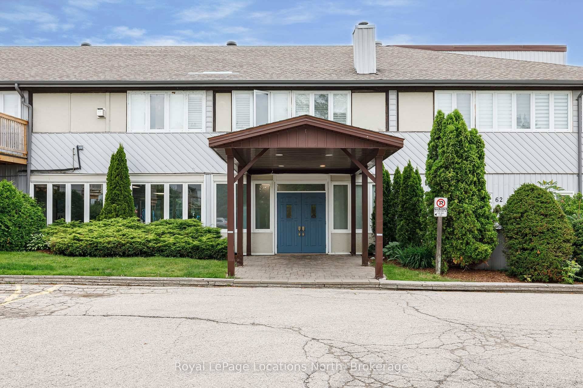 PRIVATE TOP FLOOR RETREAT WITH GREEN SPACE VIEWS Escape to this waterfront community located at Craigleith Shores featuring a private deck overlooking the Georgian trail and pool area.