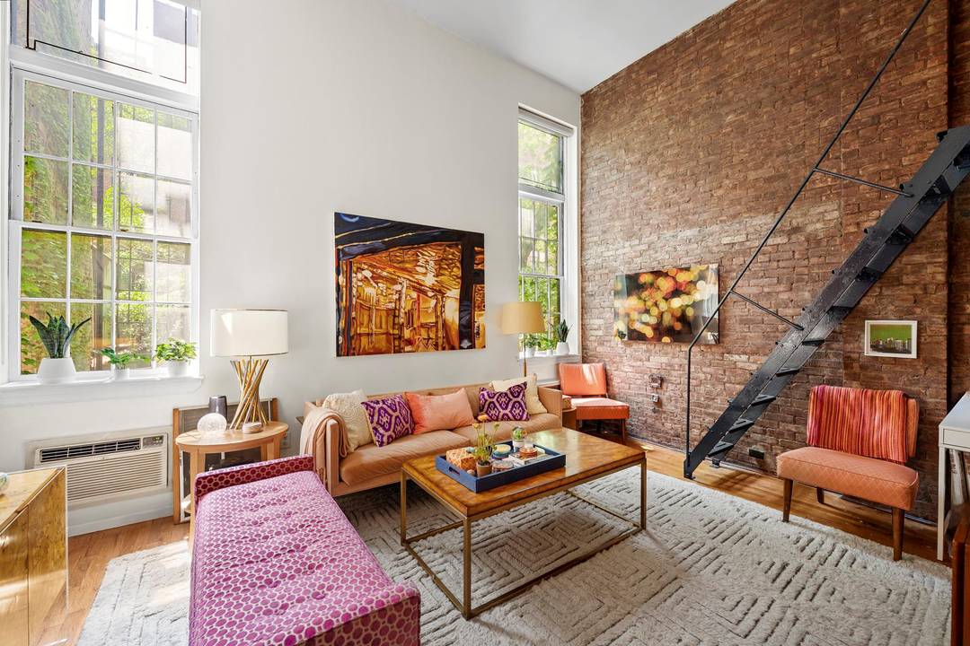 Rarely Available Chelsea Loft with Soaring Ceilings and Garden Views Discover the perfect blend of style, tranquility, and convenience in this rarely available Chelsea loft, located just one block from ...