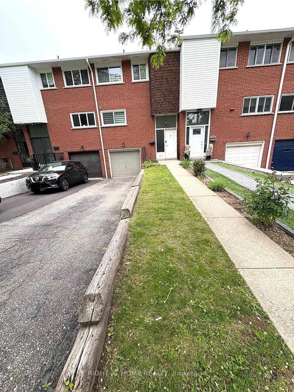 The Townhouse is located family friendly community, great floor plan open concept layout spacious living area, close to all amenities, lake amp ; beach, shopping, easy access to QEW GO ...