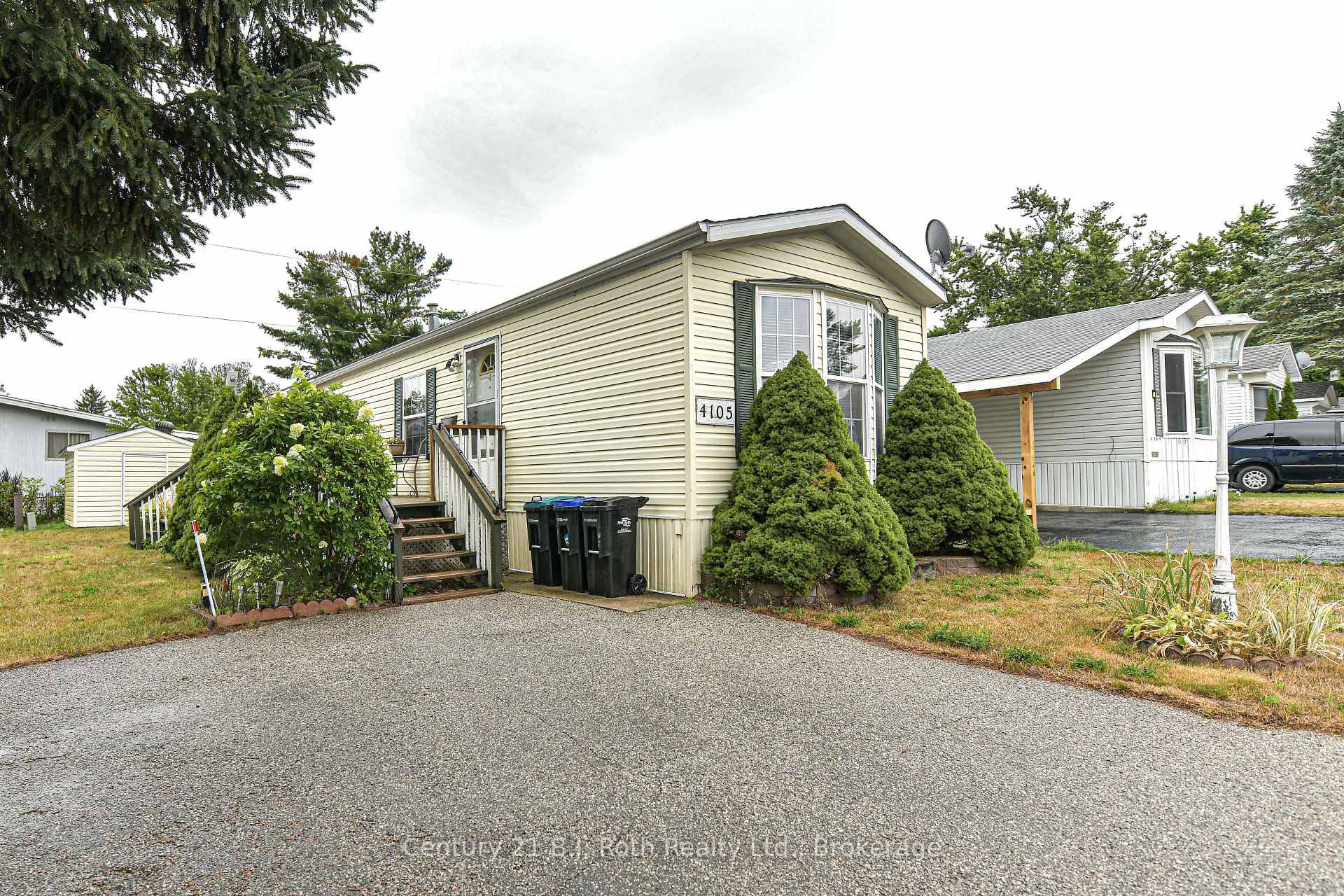 Beautiful well maintained 2 bedroom Mobile in Silver Creek !