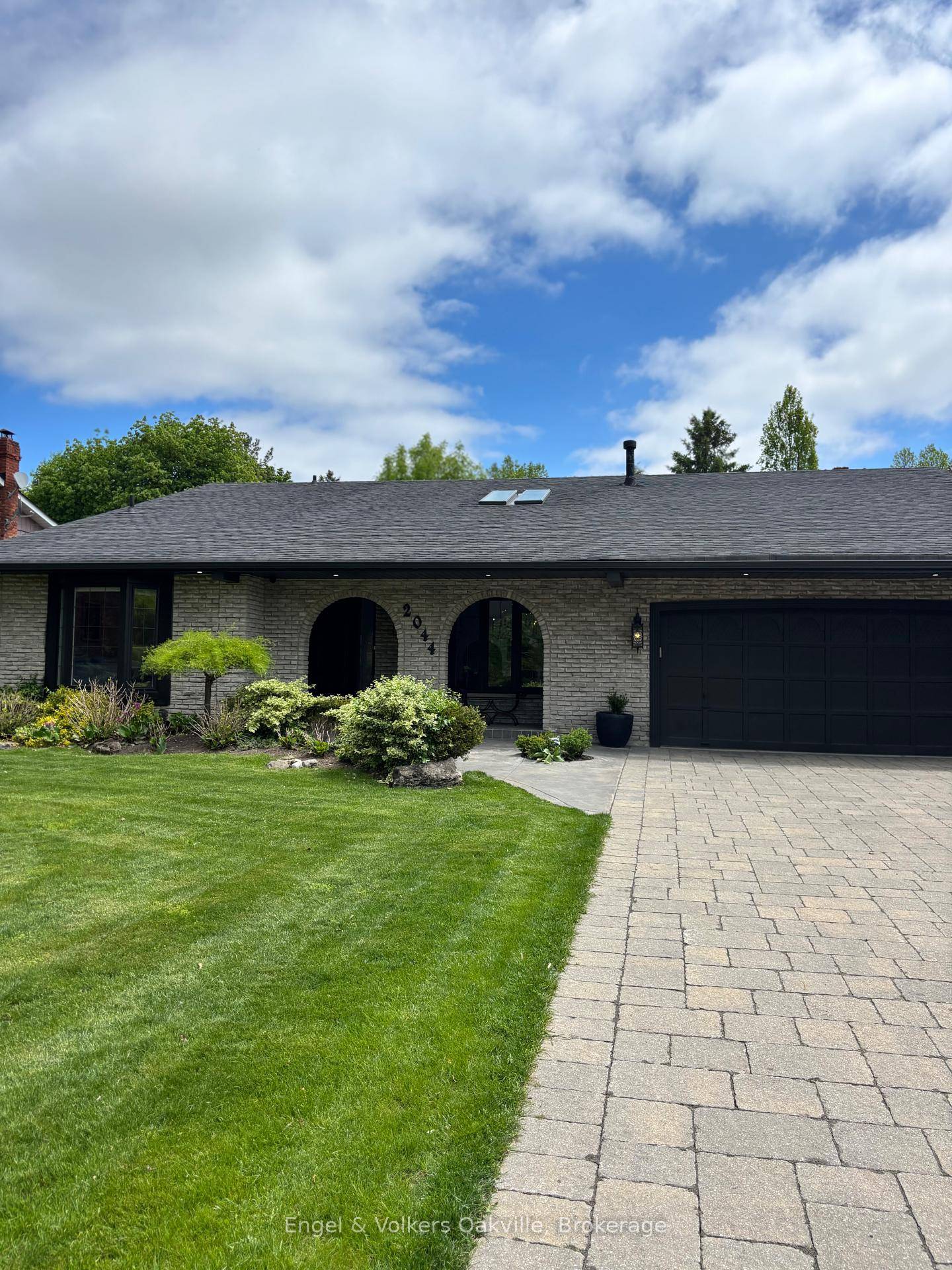 Welcome to 2044 Mississauga Road, a prestigious street in a sought after neighbourhood in Mississauga.