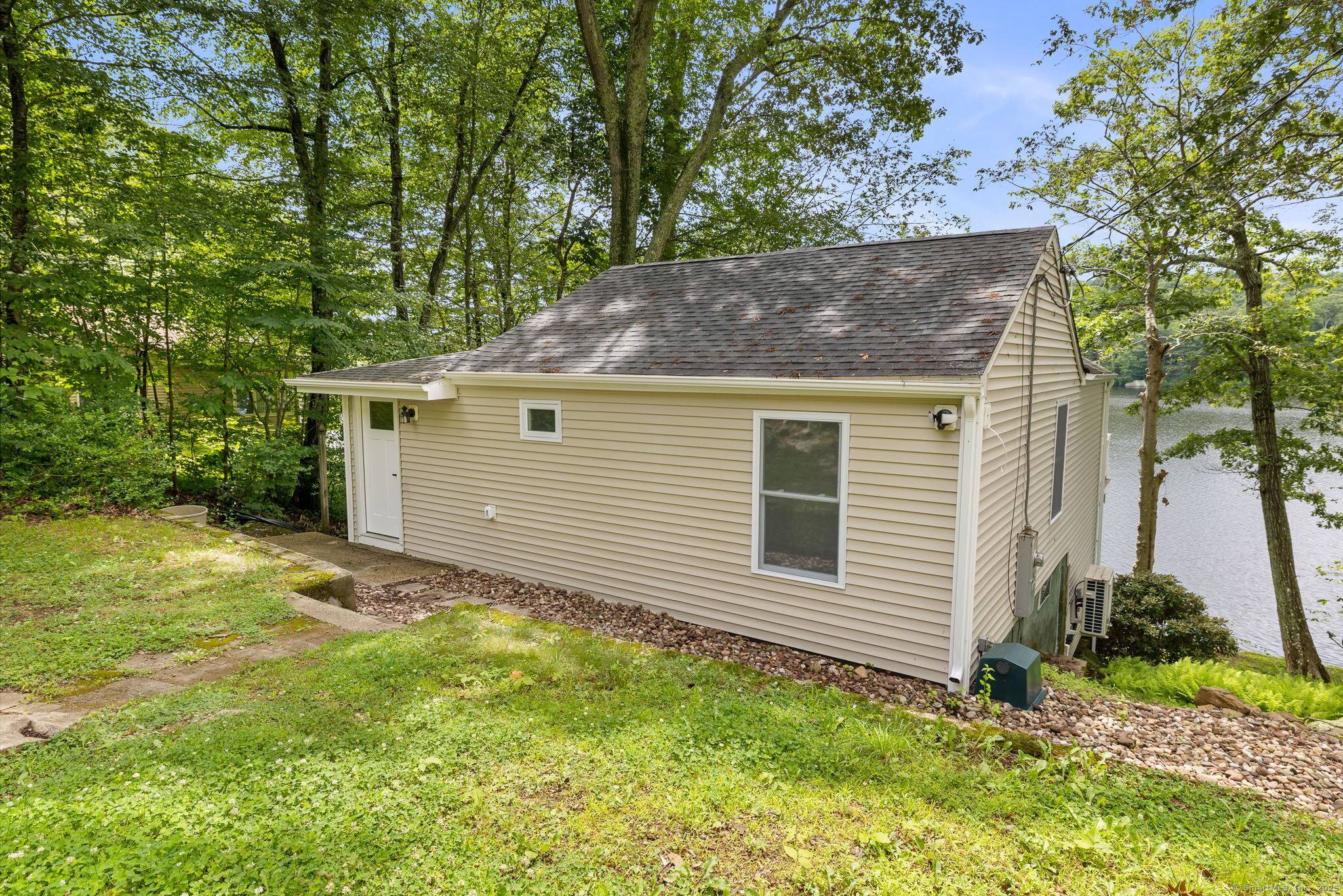 Welcome to your dream lakefront getaway !