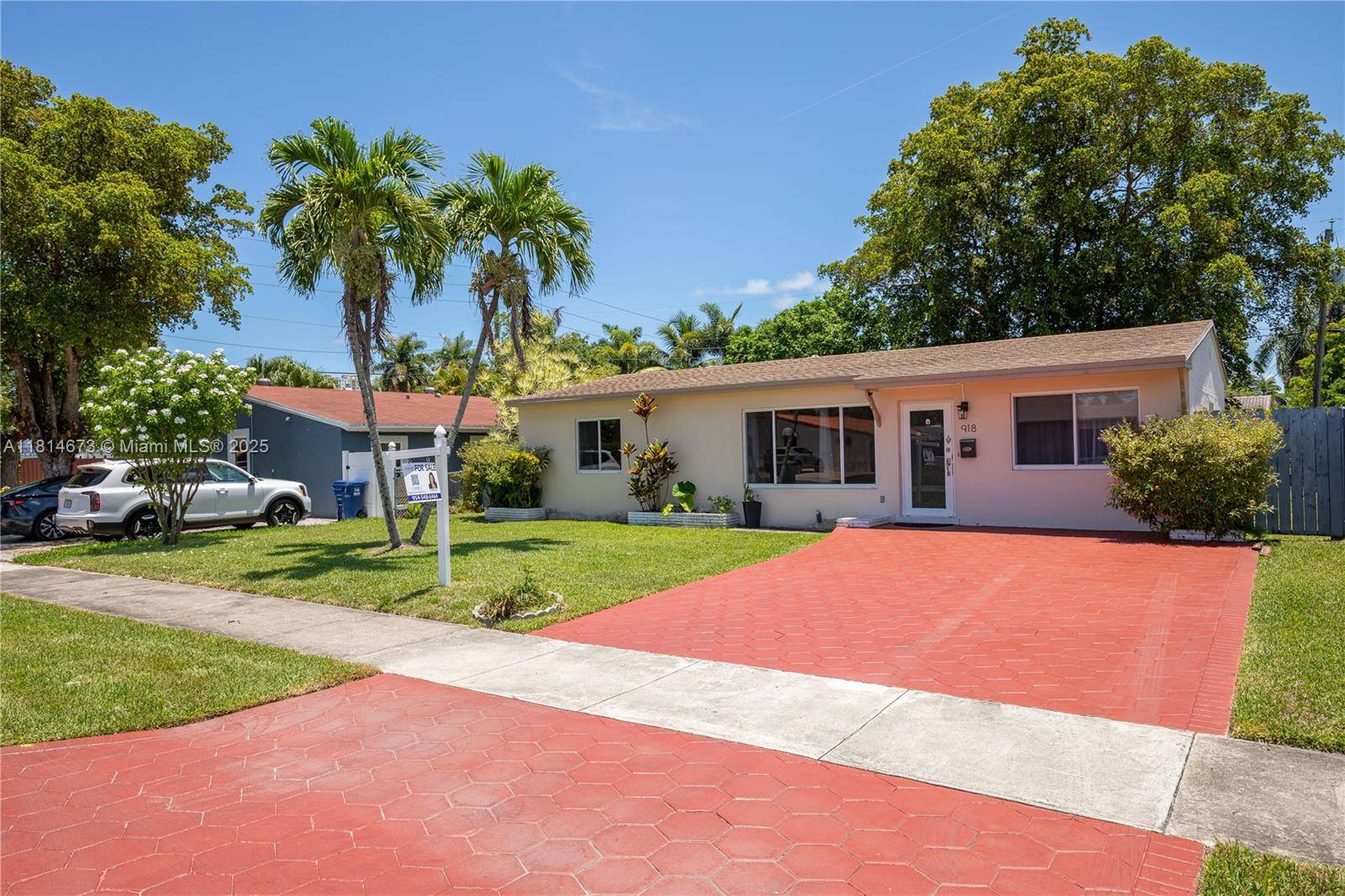 SELLER MOTIVATED ! ! ! Prime location Hallandale is an area that is currently developing and experiencing steady growth.