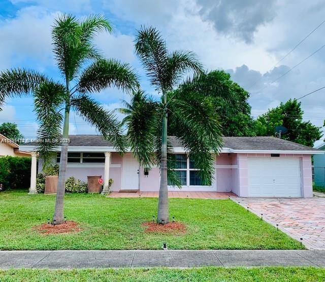 This property is located in the beautiful Sunrise area, very spacious house with two large bedrooms, two bathrooms.