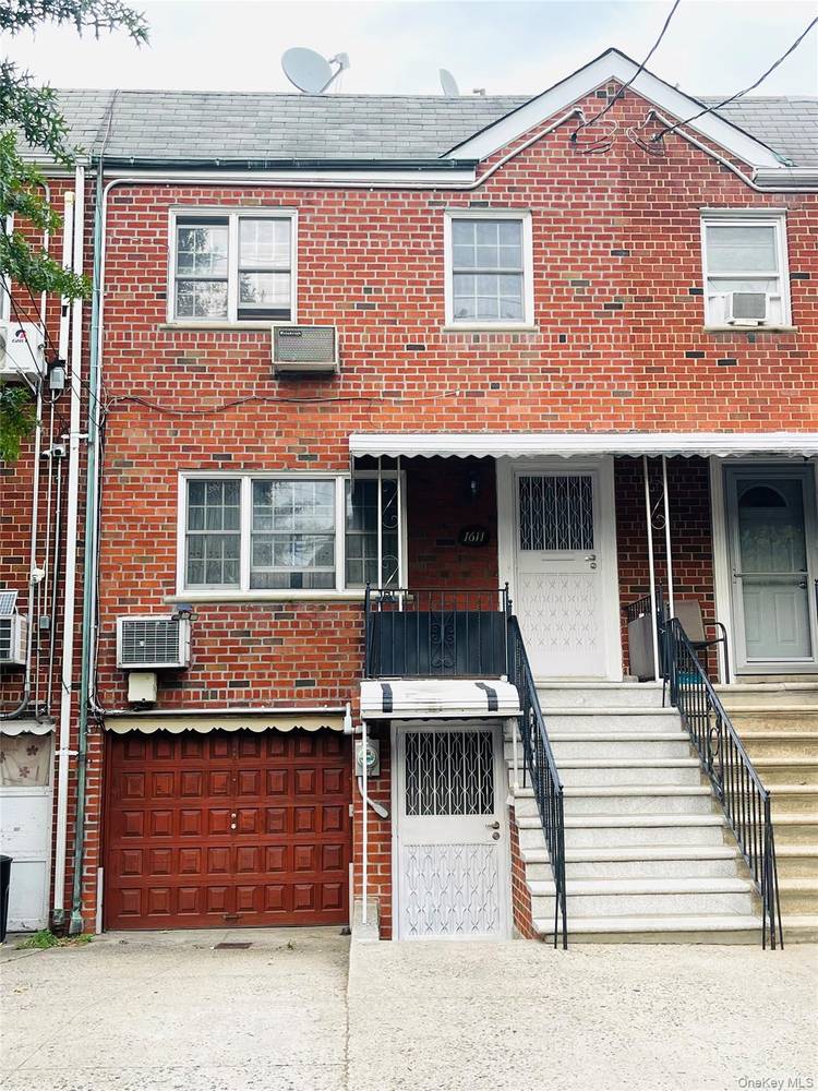 Well maintained single family residence featuring 3 bedrooms and 2 bathrooms.