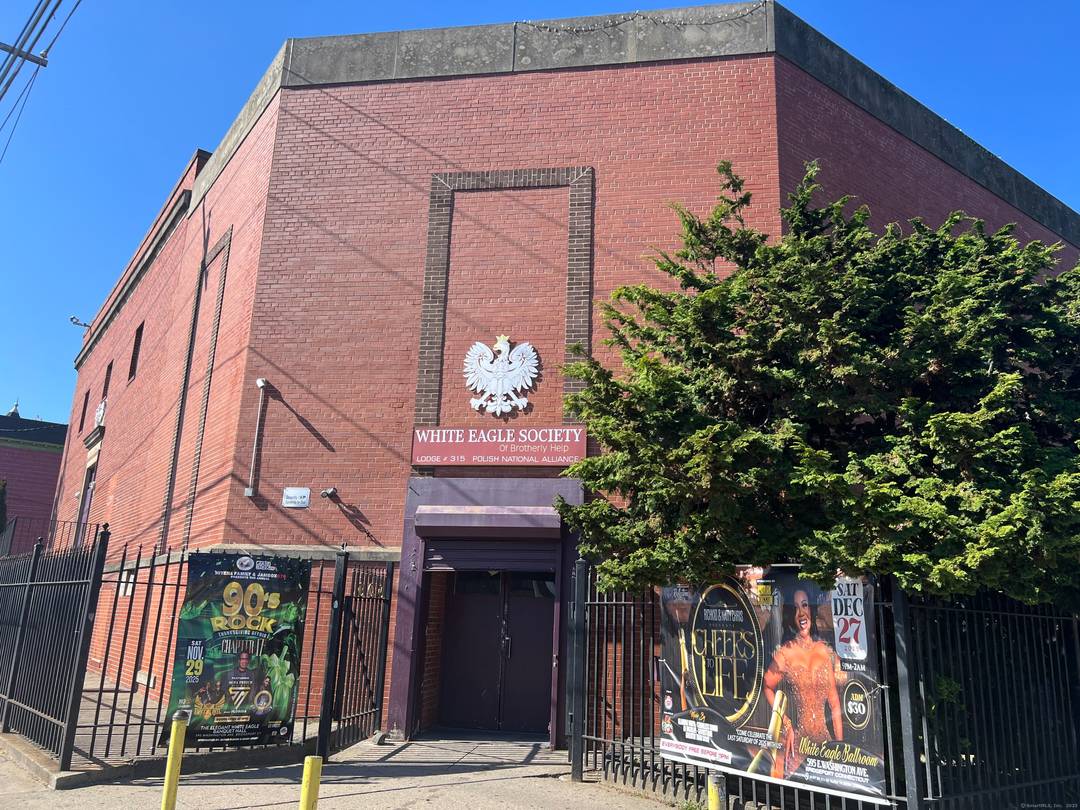 Oversize 2 beautiful ball halls with fully operated kitchens and huge bar with pool tables.