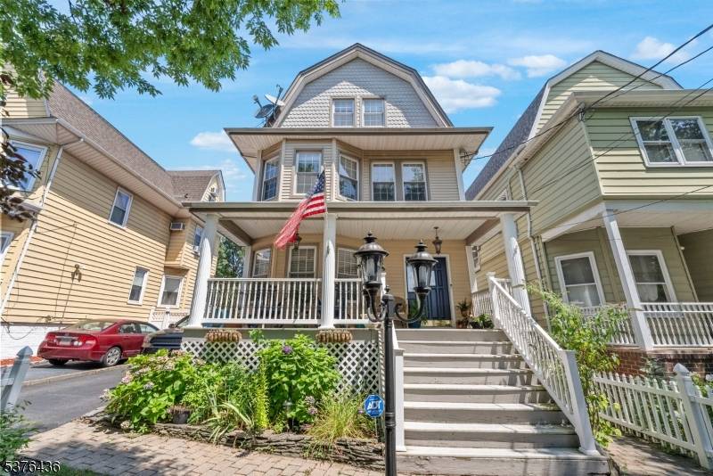 Welcome to this single family colonial, featuring 6 bedroom, 3.