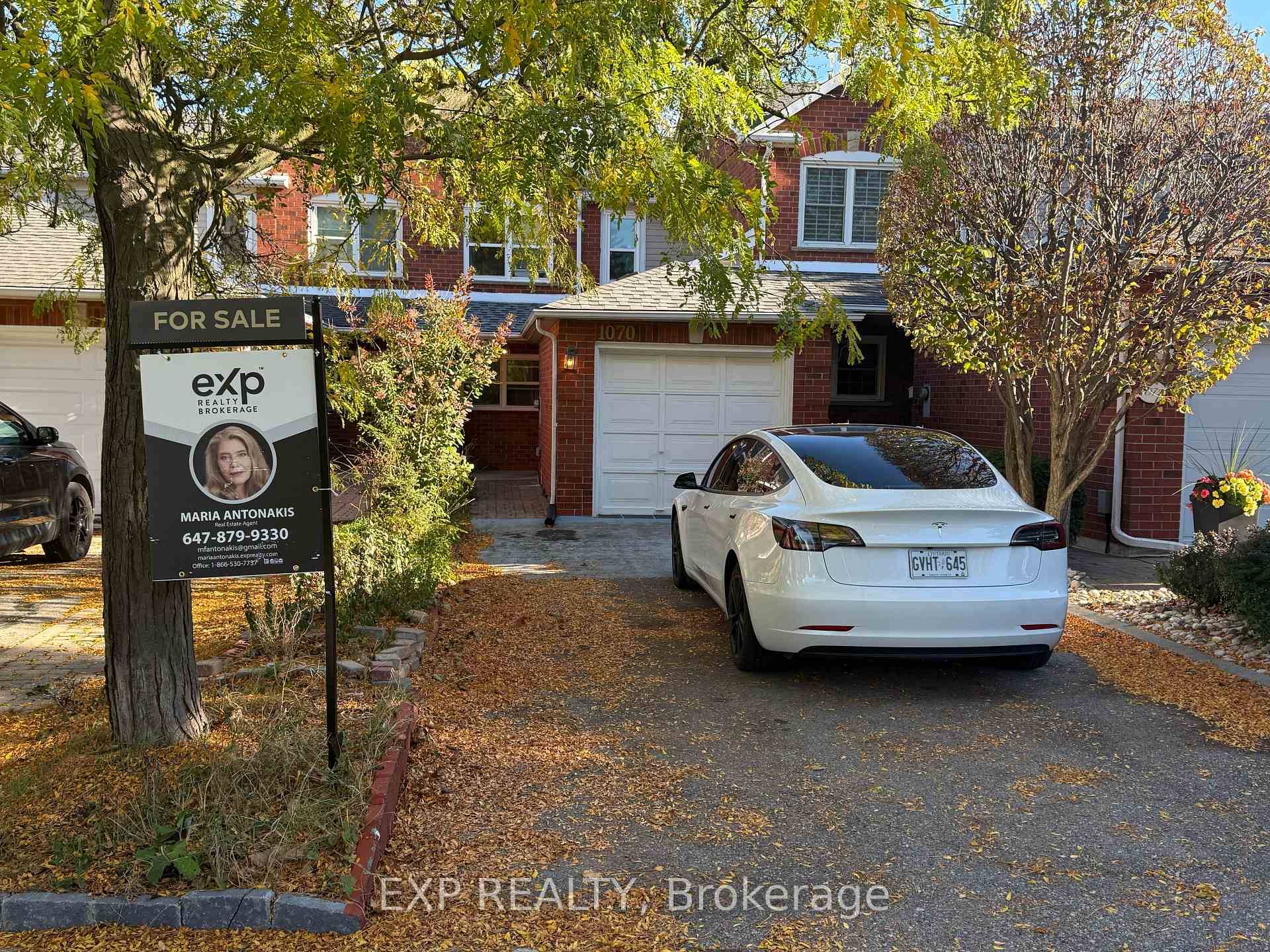 Welcome to 1070 Queens Ave in Oakville a fully renovated 2 2 bedroom, 3 bathroom townhome that blends modern updates with everyday comfort.