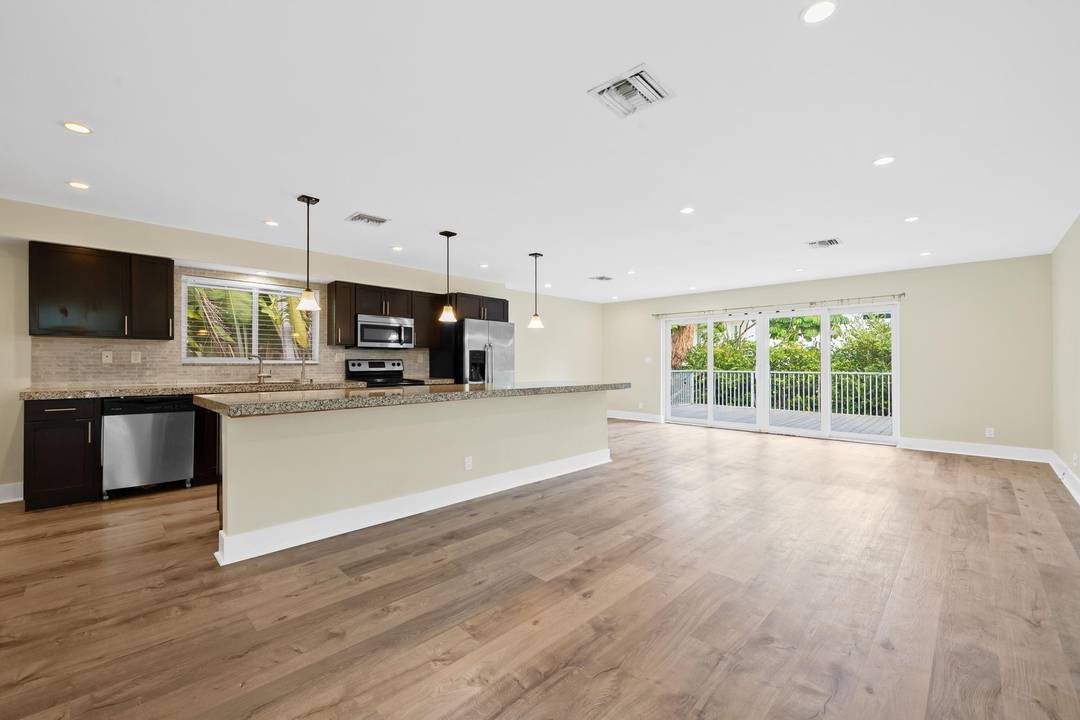 Beautifully renovated and meticulously maintained quadplex in the highly sought after Victoria Park neighborhood of Fort Lauderdale, just minutes from Las Olas, fine dining, restaurants, and shoppes.
