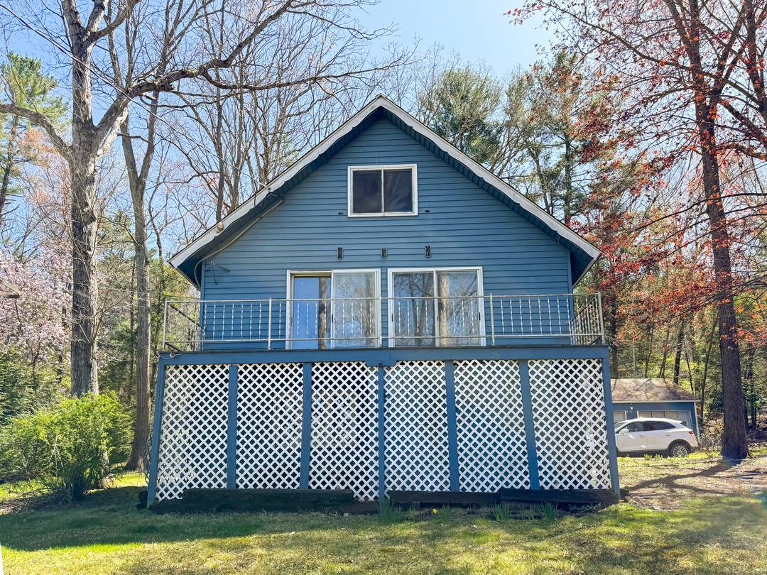 Charming 3 Bedroom Home on Double Lot Lake Bunggee Waterfront Access !