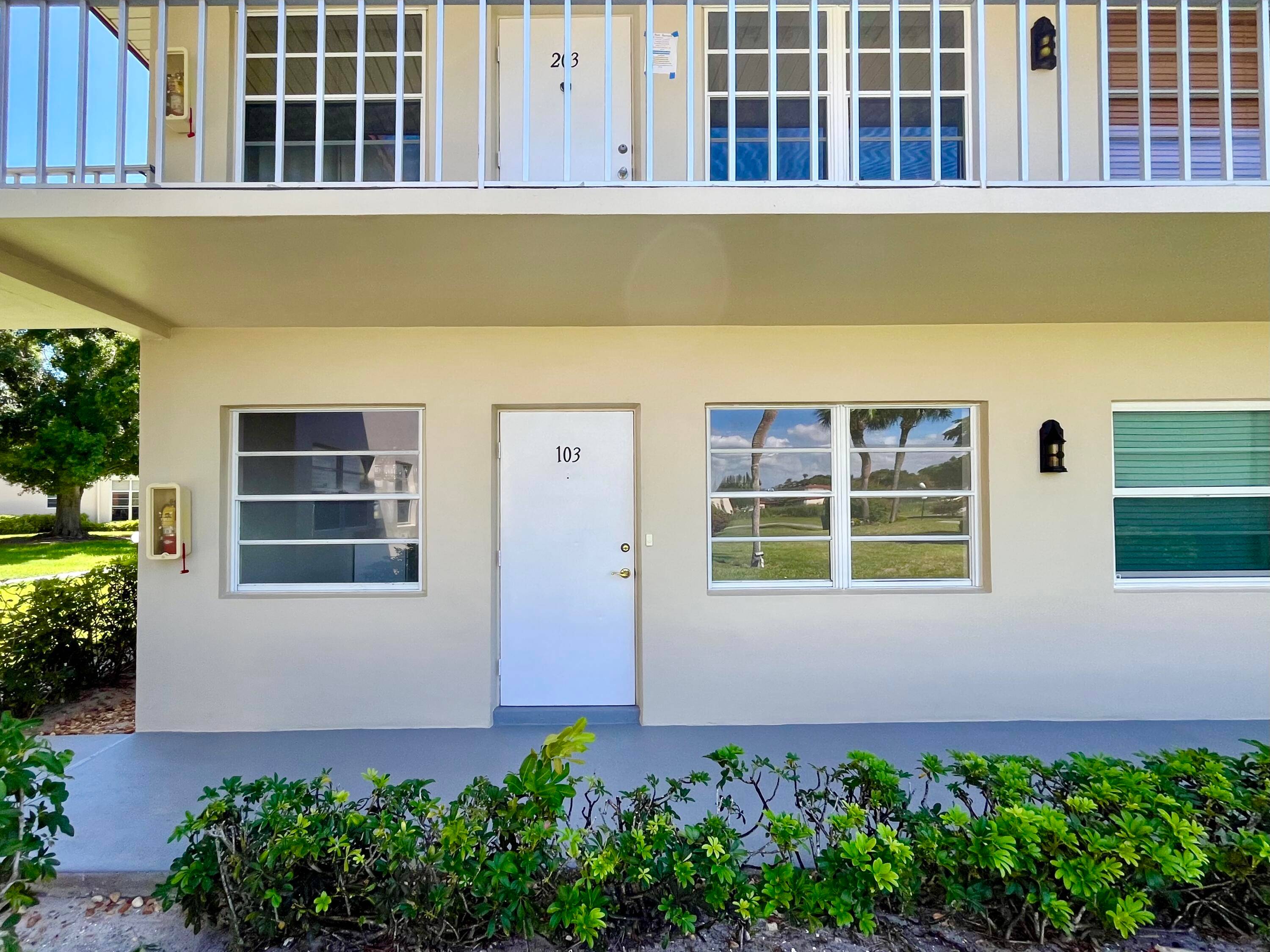 Charming 1st floor corner unit condominum One bedroom one and one half bathrooms.
