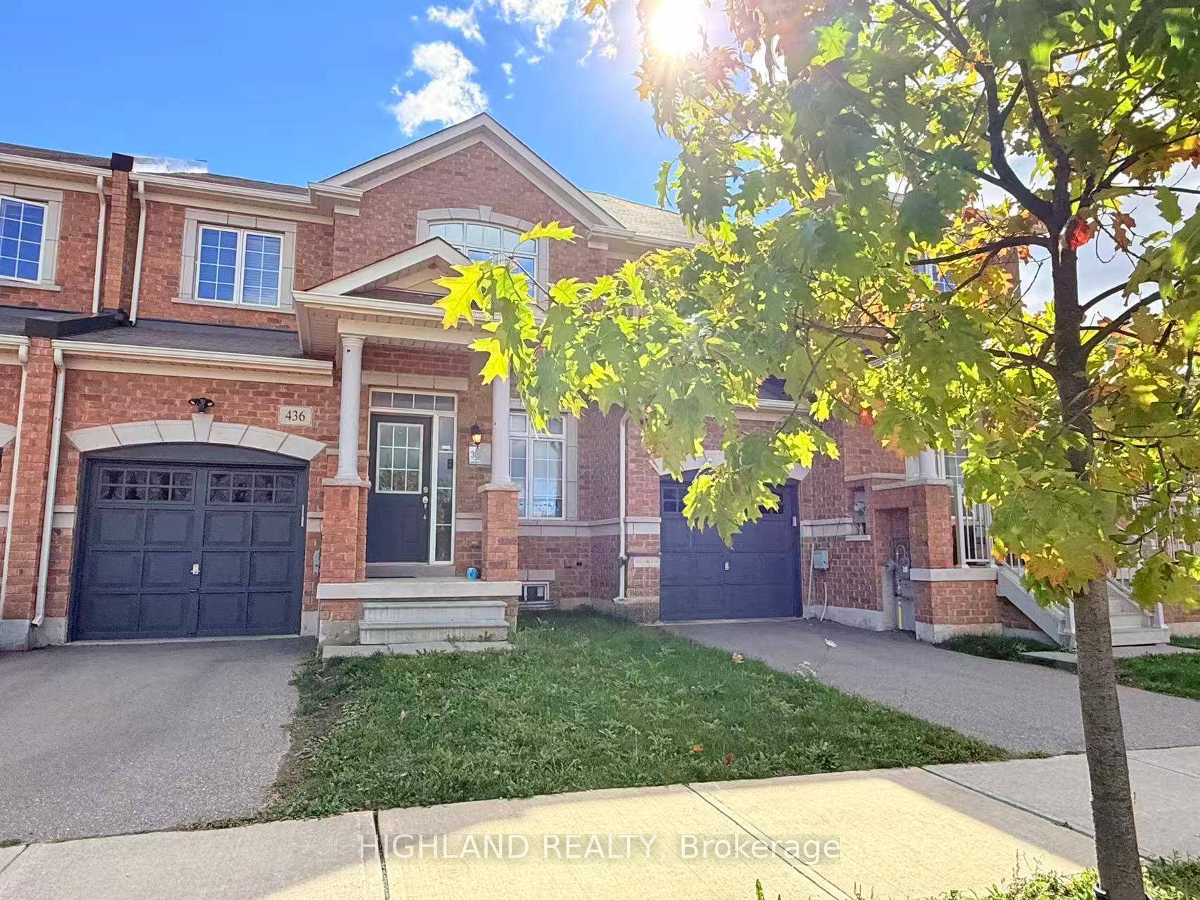 Stunning amp ; Spacious 3 Bedrooms Townhome, Facing The Park In Desirable Oakville Area.