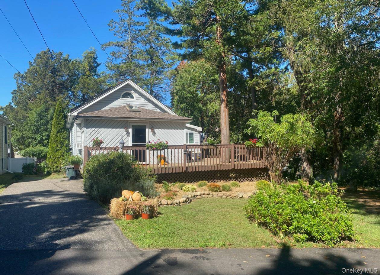 Charming 2 bed, 1 bath ranch in Sound Beach with deeded beach rights via SBPOA to both West amp ; East beaches.
