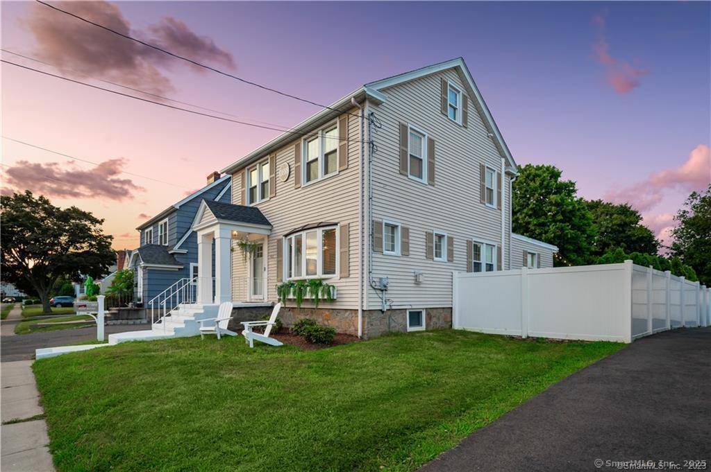 FURNISHED SUMMER RENTAL. Renovated 5 Bedrooms, 2 full baths Home on a Private Large 0.