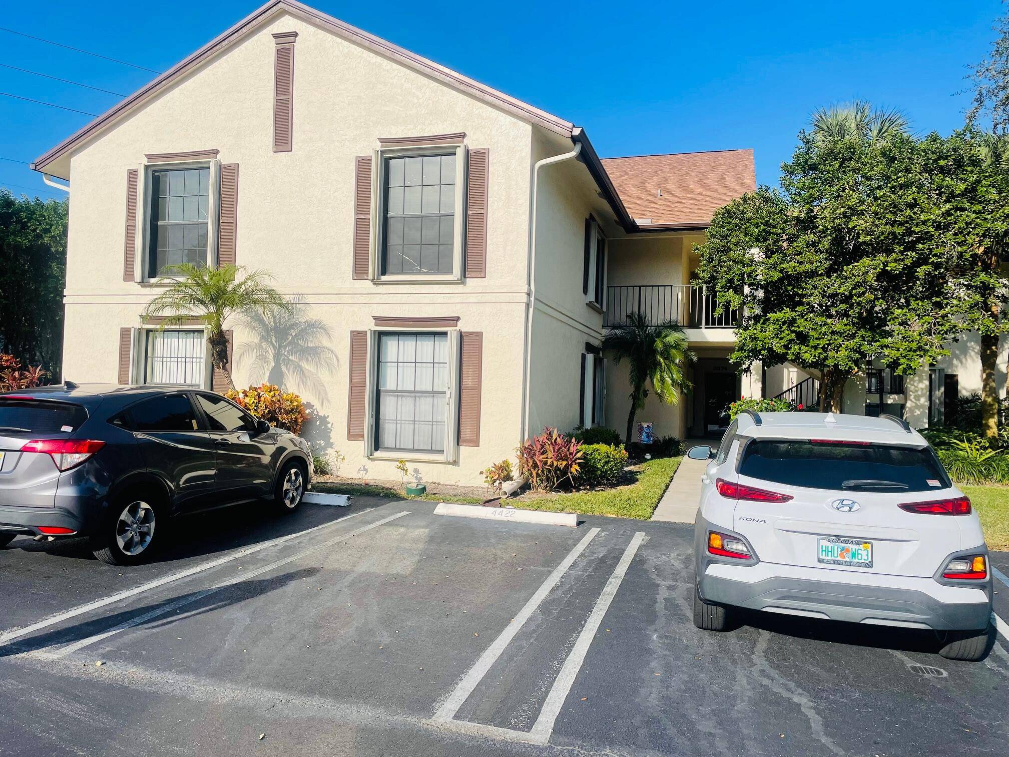 BEAUTIFUL AND CHARMING PROPERTY IMMACULATE CONDITION VAULTED CEILINGS 3 TRUE BEDROOMS RECENTLY PAINTED GREEN AREA IN THE BACK ACTIVE COMMUNITY PETS ALLOWED.