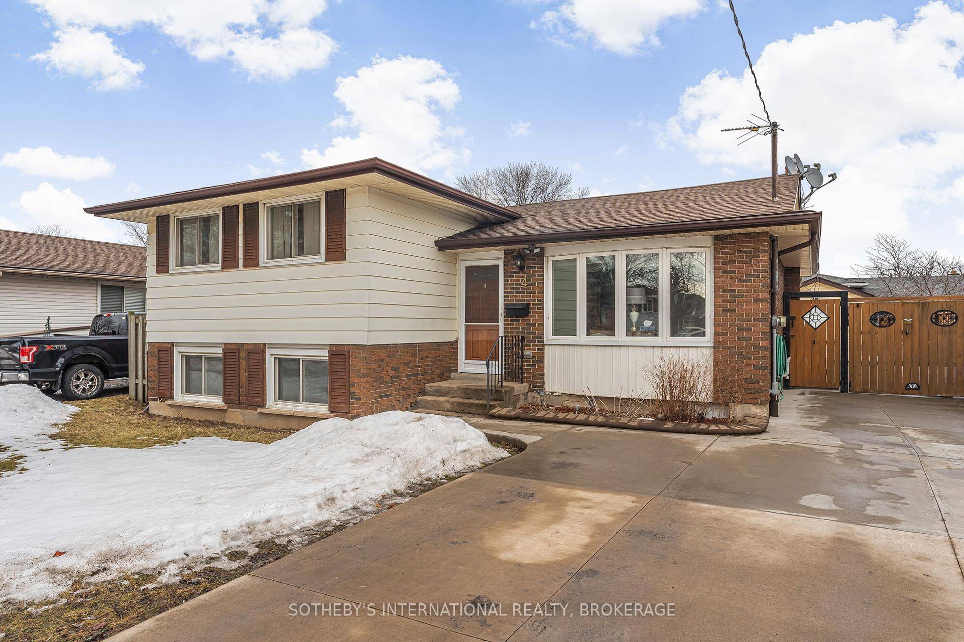 Welcome to 4 Huntley Crescent located in a family friendly neighbourhood close to all amenities and walking distance to schools.