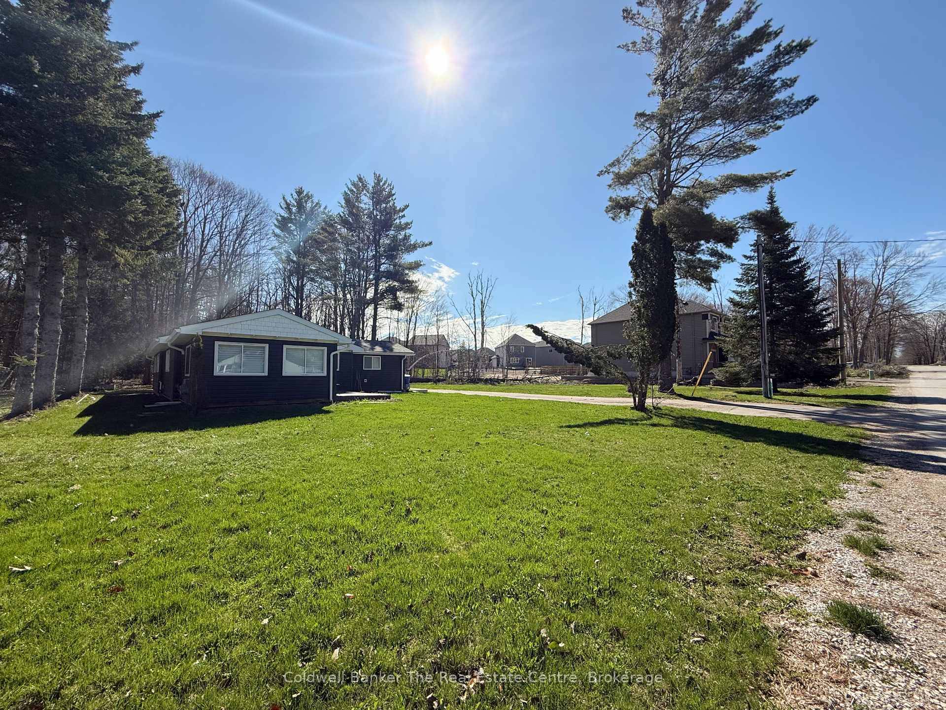 This fully renovated bungalow is perfectly situated on a rare and oversized double lot in one of the towns most desirable neighbourhoods just a short walk to Muskoka Beechgrove Public ...