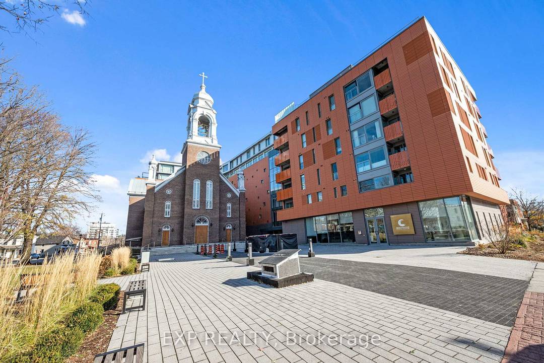 Fully furnished and all inclusive 2 bed, 2 bath unit in the luxurious St Charles Market !