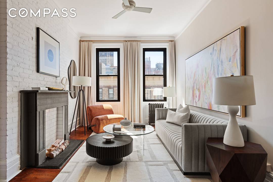 Charming top floor two bedroom available for sale in Prime Chelsea !