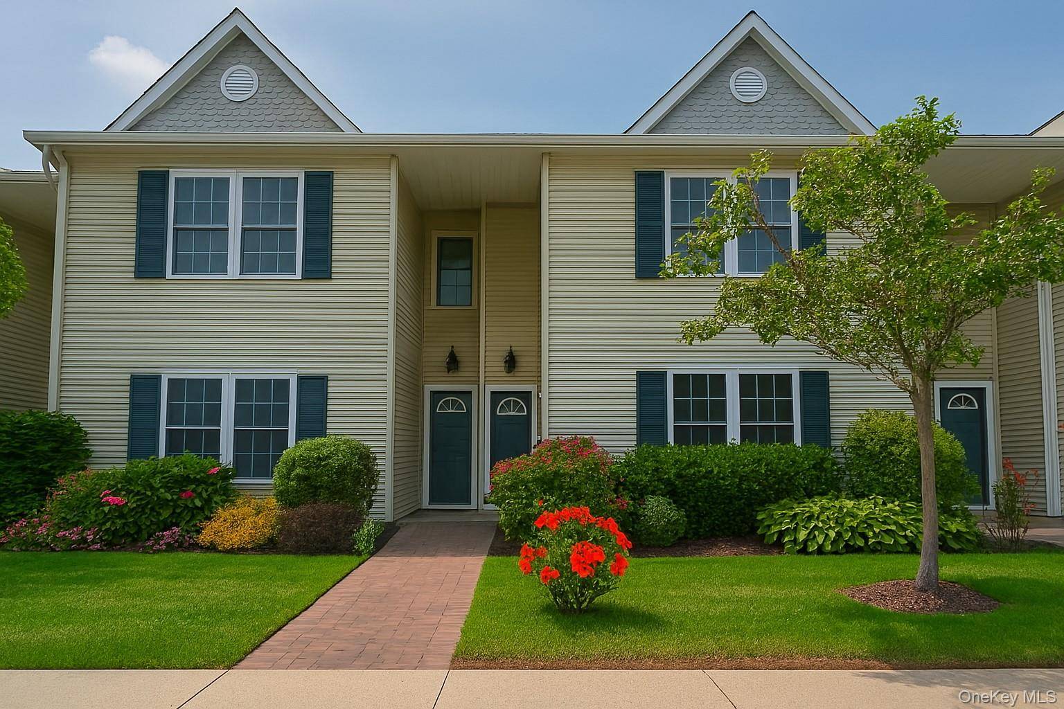 Sun Filled Renovated Upper Caspian Condo in The Greens at Half Hollow 55 This beautifully updated 2 bedroom, 2 bath condo features soaring cathedral ceilings, gleaming wood floors, and an ...