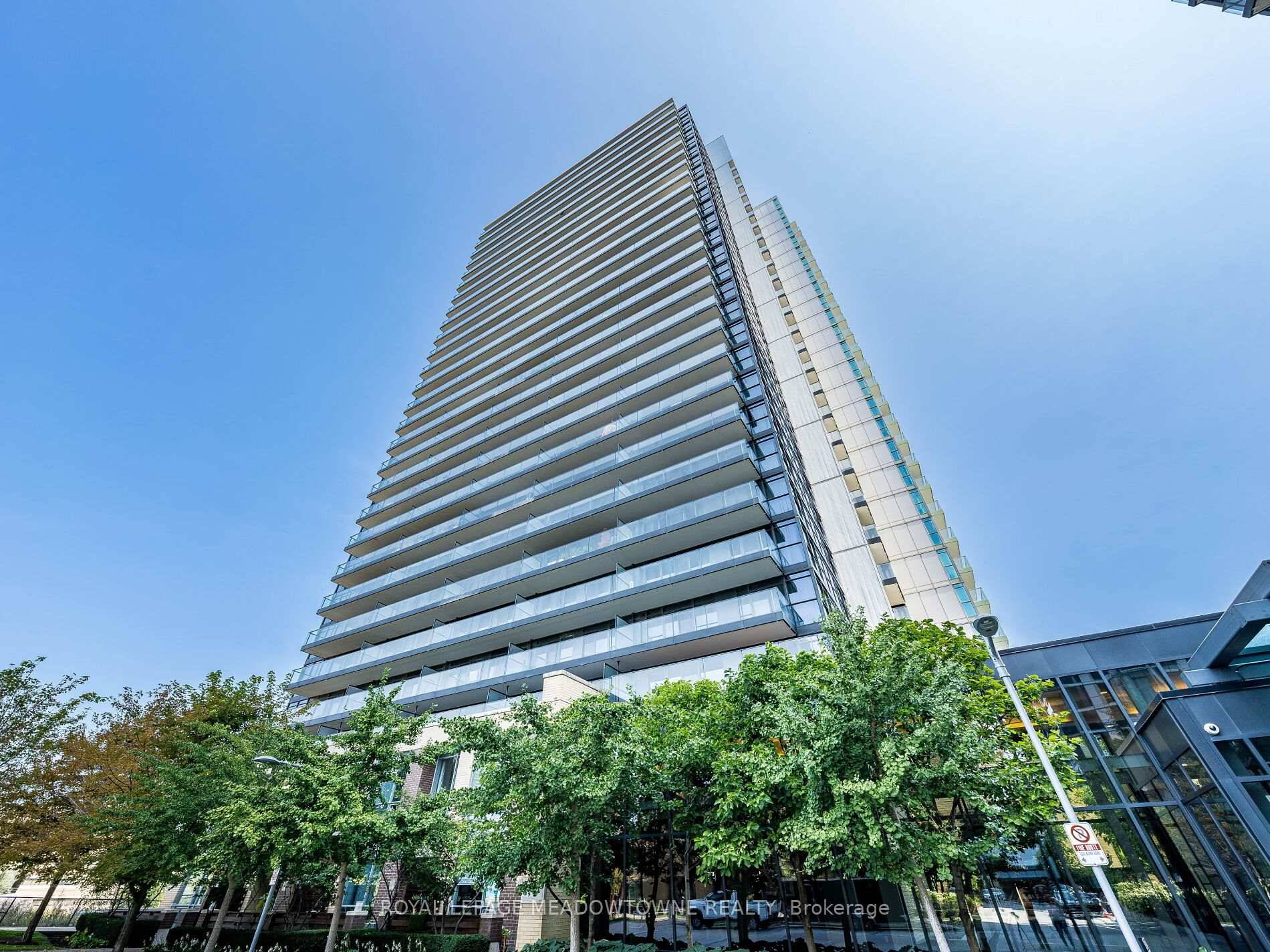 Welcome to this bright and spacious 882 sq ft corner suite with an additional 126 sq ft balcony.