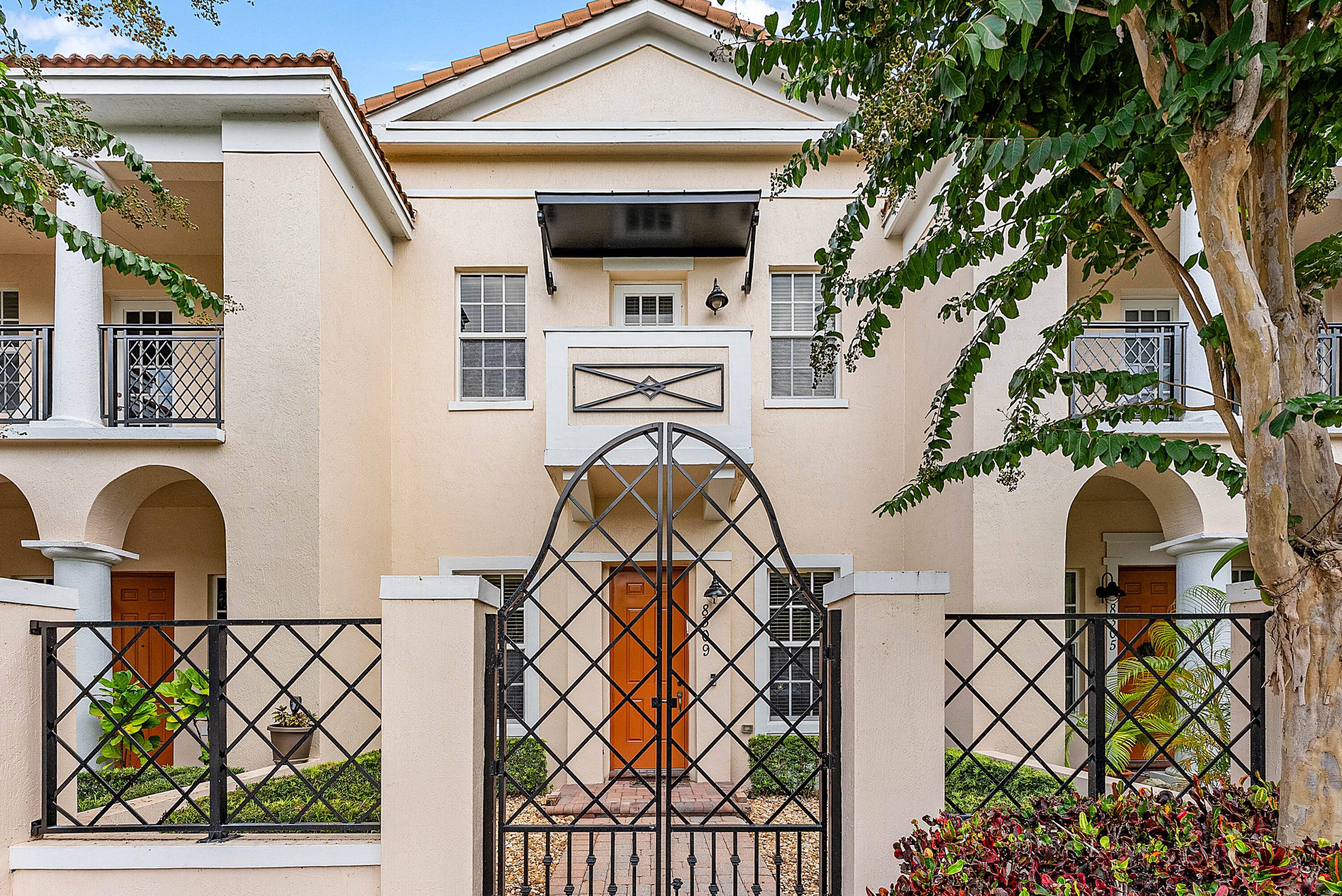 Spacious 3BR 3BA townhouse in a prime East Boca location !