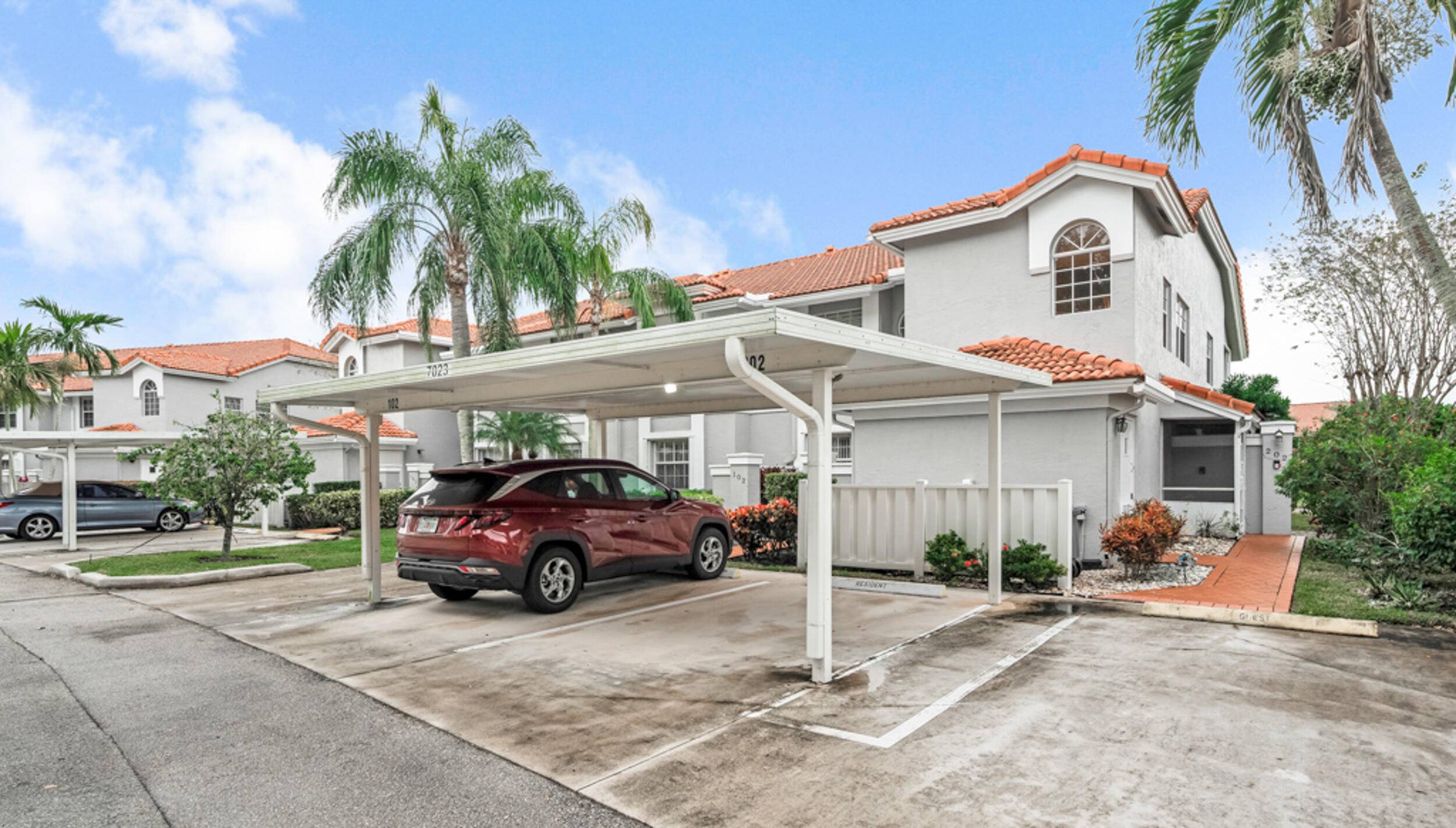 This very well maintained condo offers comfortable living with a beautiful lake view.