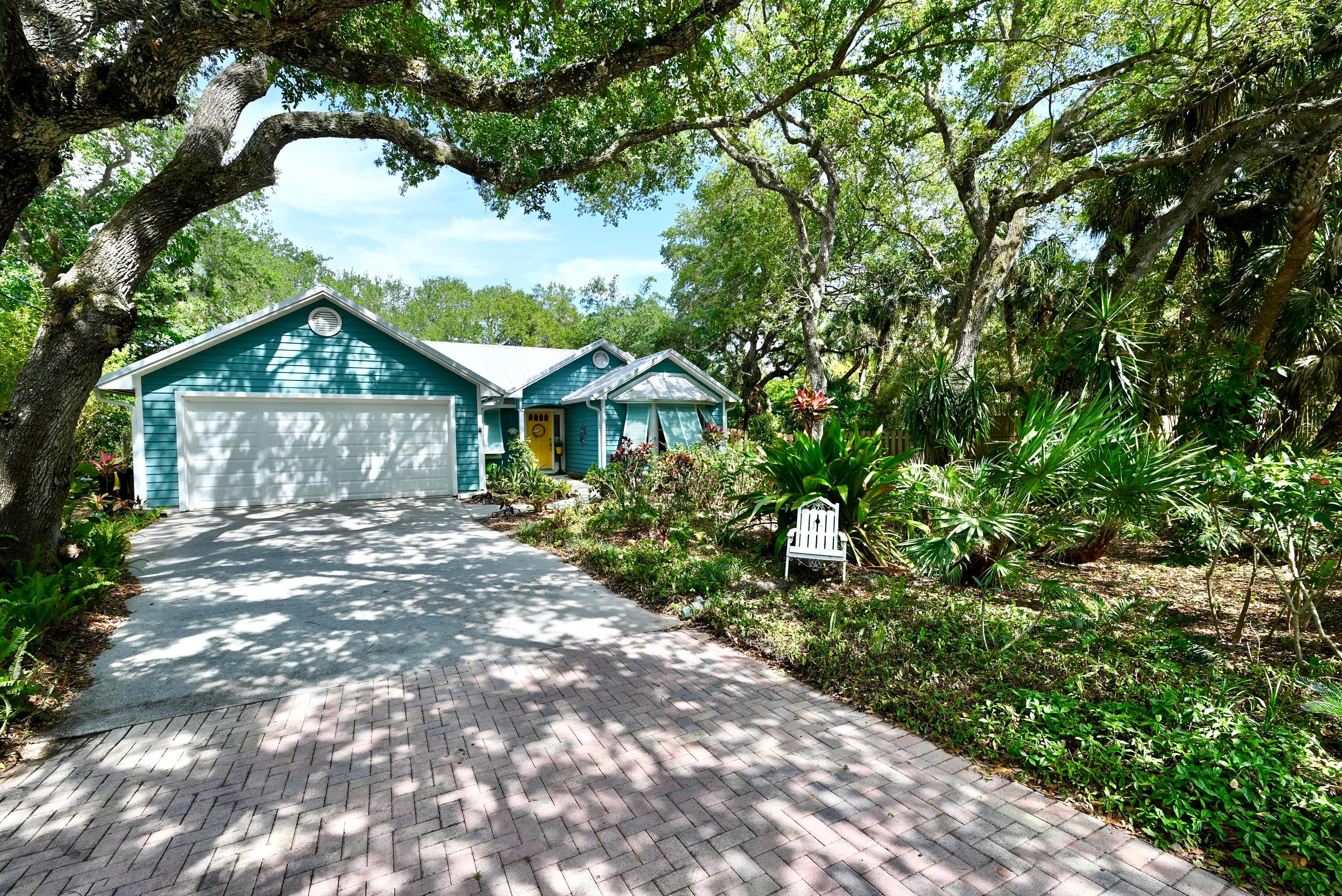 Stunning, tranquil bucolic beach cottage, just a few minutes walk to the ocean or the Jungle Trail.