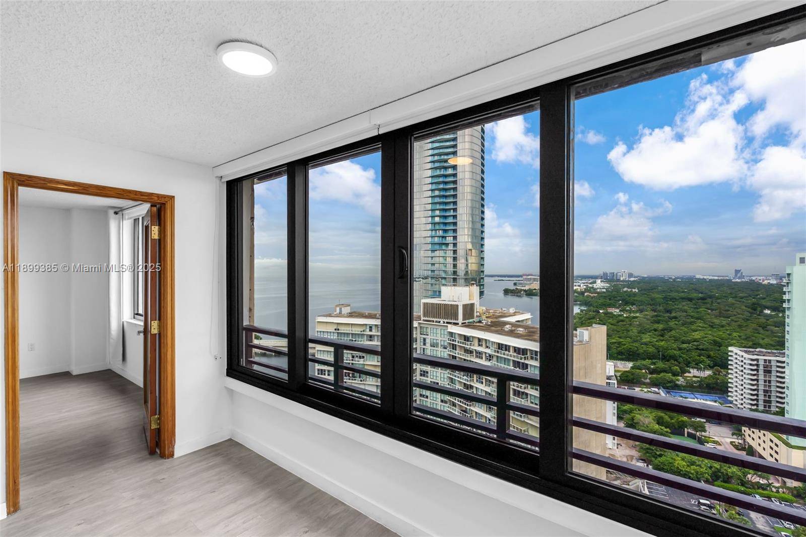 Located in Miami s Highly Sought After Waterfront Neighborhood of Brickell, This 1 Bedroom Den, 2 Full Bathroom Residence Features an Enclosed Balcony Expanding the Living Space to an Impressive ...