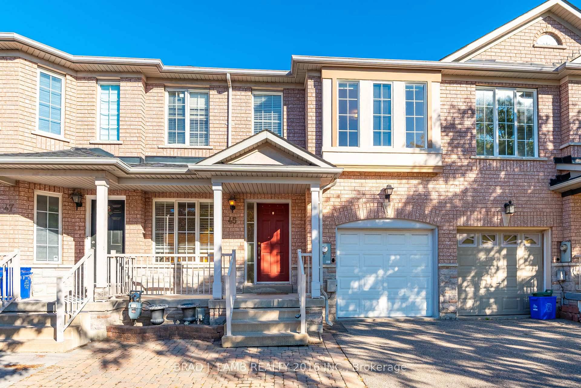 Welcome to this spacious and functional 3 bed house located in Richmond HIll Langstaff !