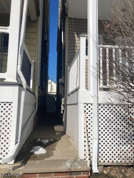 Easy to show. GSMLS LCKBX.