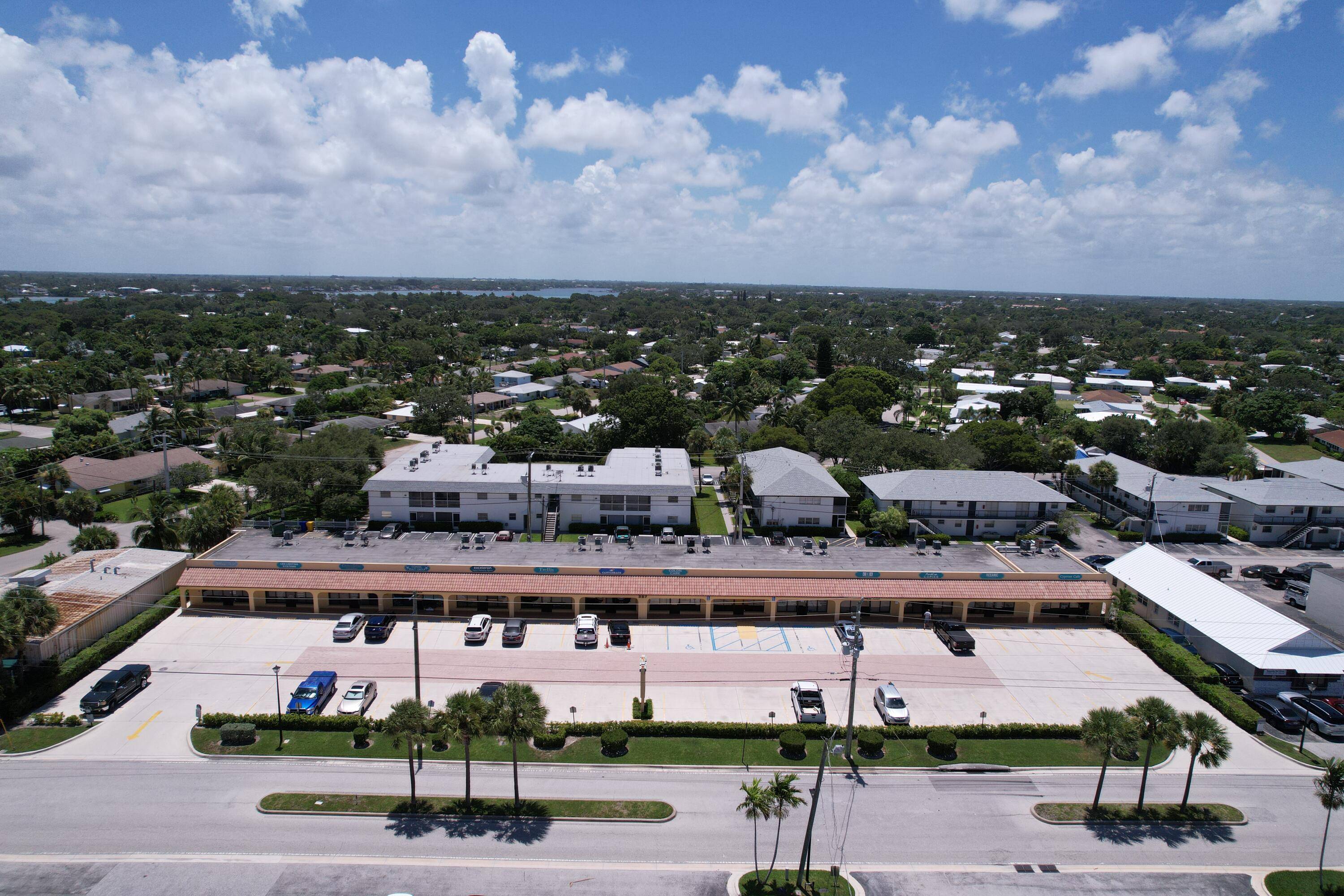 Commercial building in the heart of Tequesta !