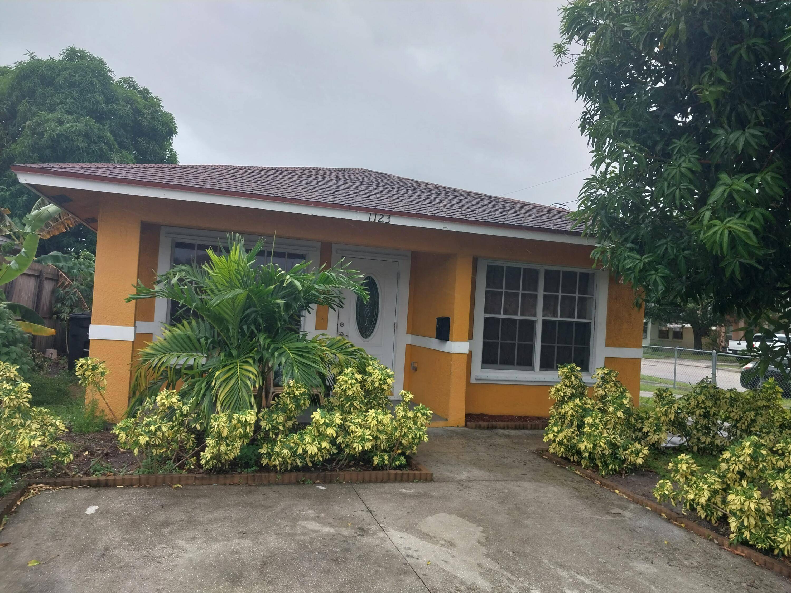BEAUTIFUL VIEW WITH 3 BR AND 2 BA CHICKEN AND LAUNDRY AREA INCLUDE WASHER AND DRYERUnbranded Virtual Tour https www.