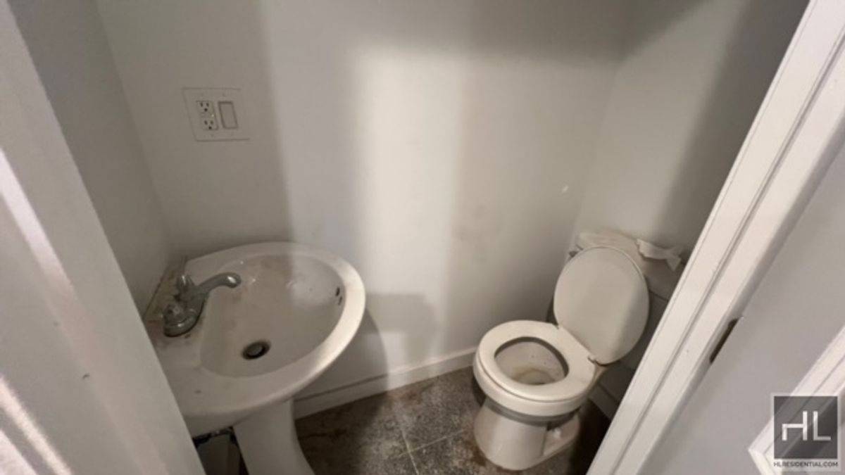NOTE 18 MONTH LEASE amp ; 2 MONTHS FREE Newly renovated gorgeous 2 bedrooms with 2 large rooms on the basement can turn into 2 large office or recreation room ...