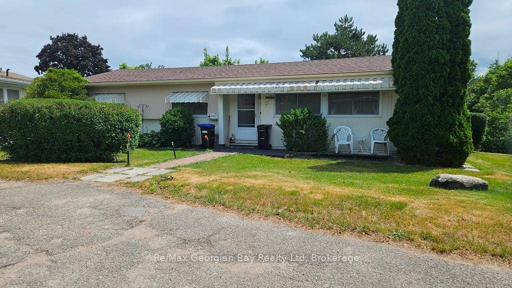 Located in the retirement community of Sandycove Acres, this 2 bedroom, 2 bathroom home is waiting for you to move in.