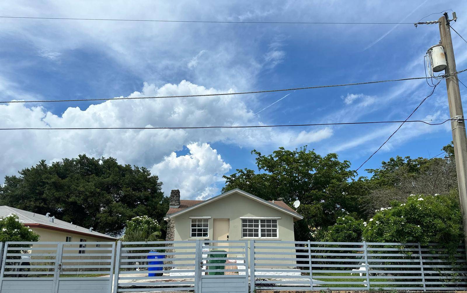 Located on 2nd Ave, walking distance to Midtown Design District.