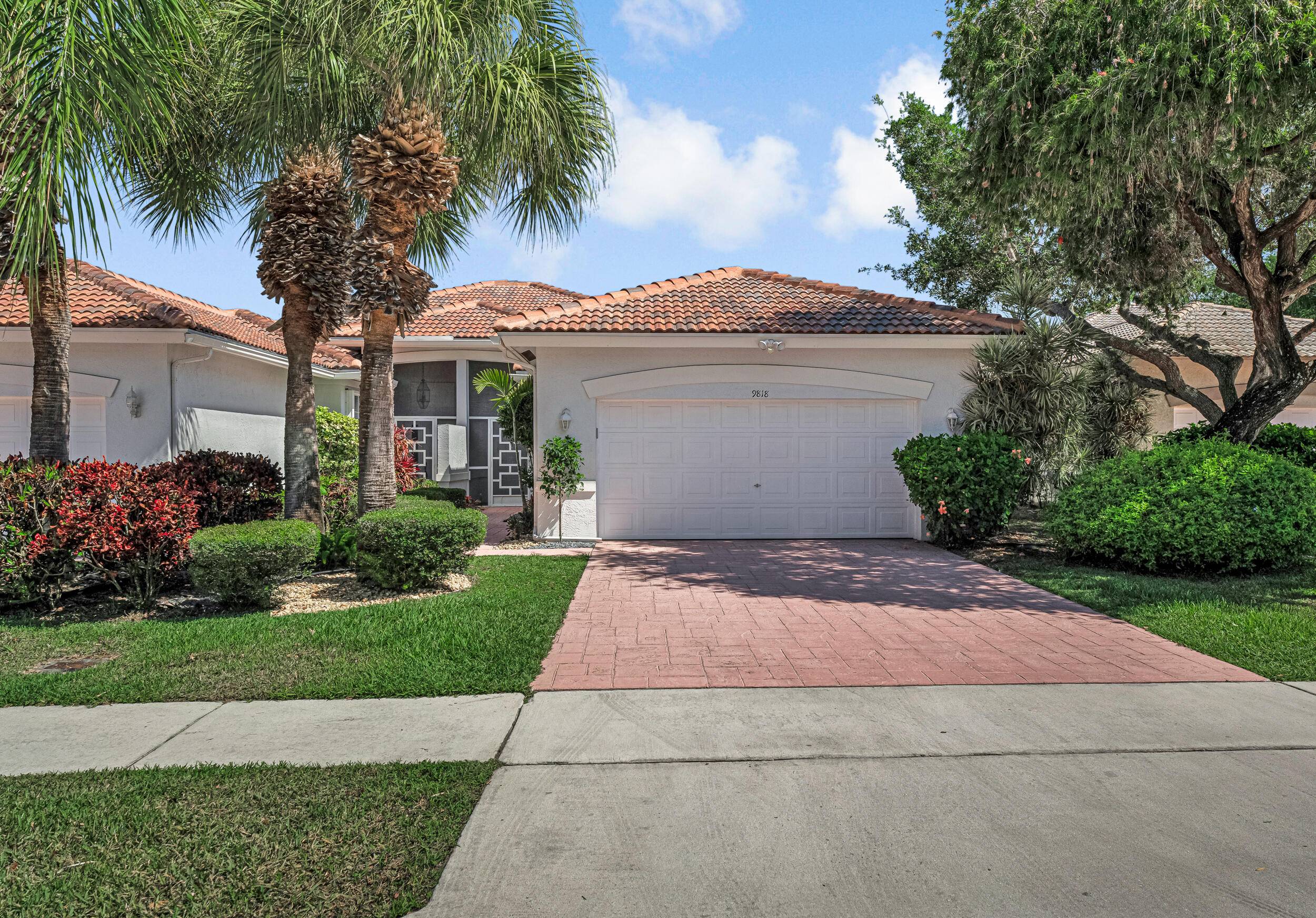 Welcome to this beautiful villa with a Brand New Roof and peaceful lake views.