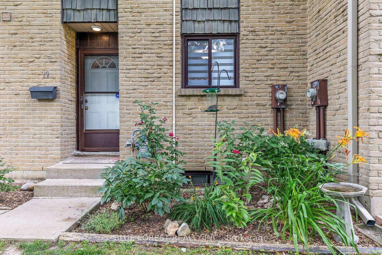Move in ready 3 bedroom, 2 bath condo in a premium South London location.