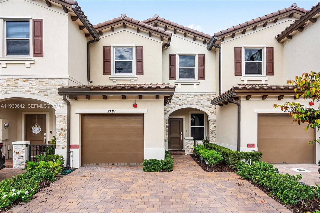 Unapproved Short Sale. Showings by appointment only.