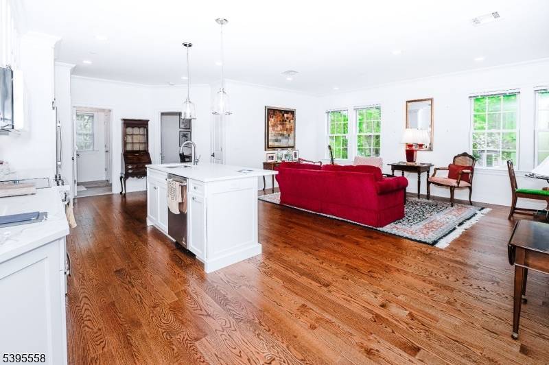 A rare opportunity to live in one of Downtown Summit ?