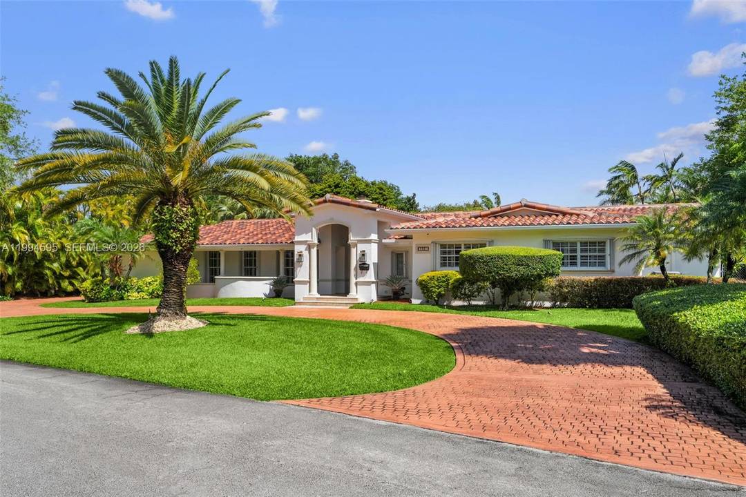 Located in the prestigious Pinecrest neighborhood, this 5BD 4.