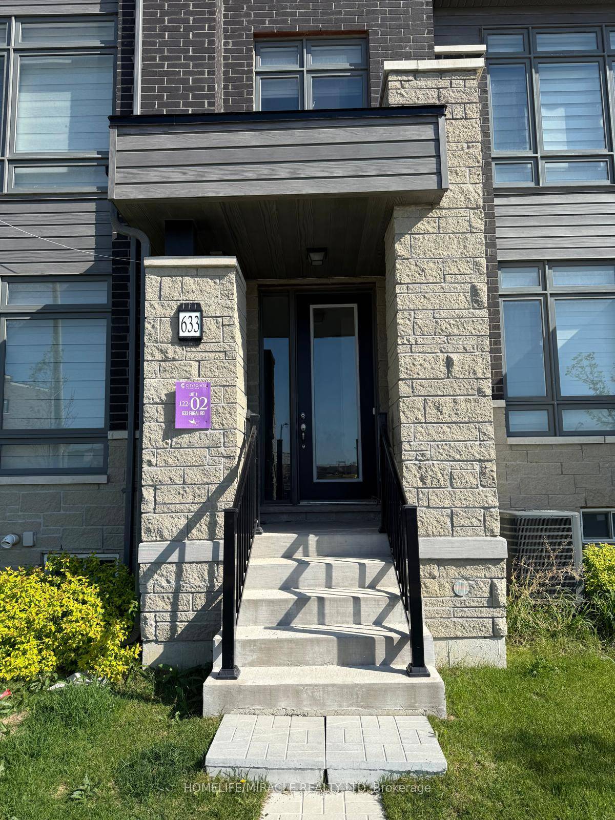 Town House With 4 Spacious Bedrooms, 4 Parking And 3.