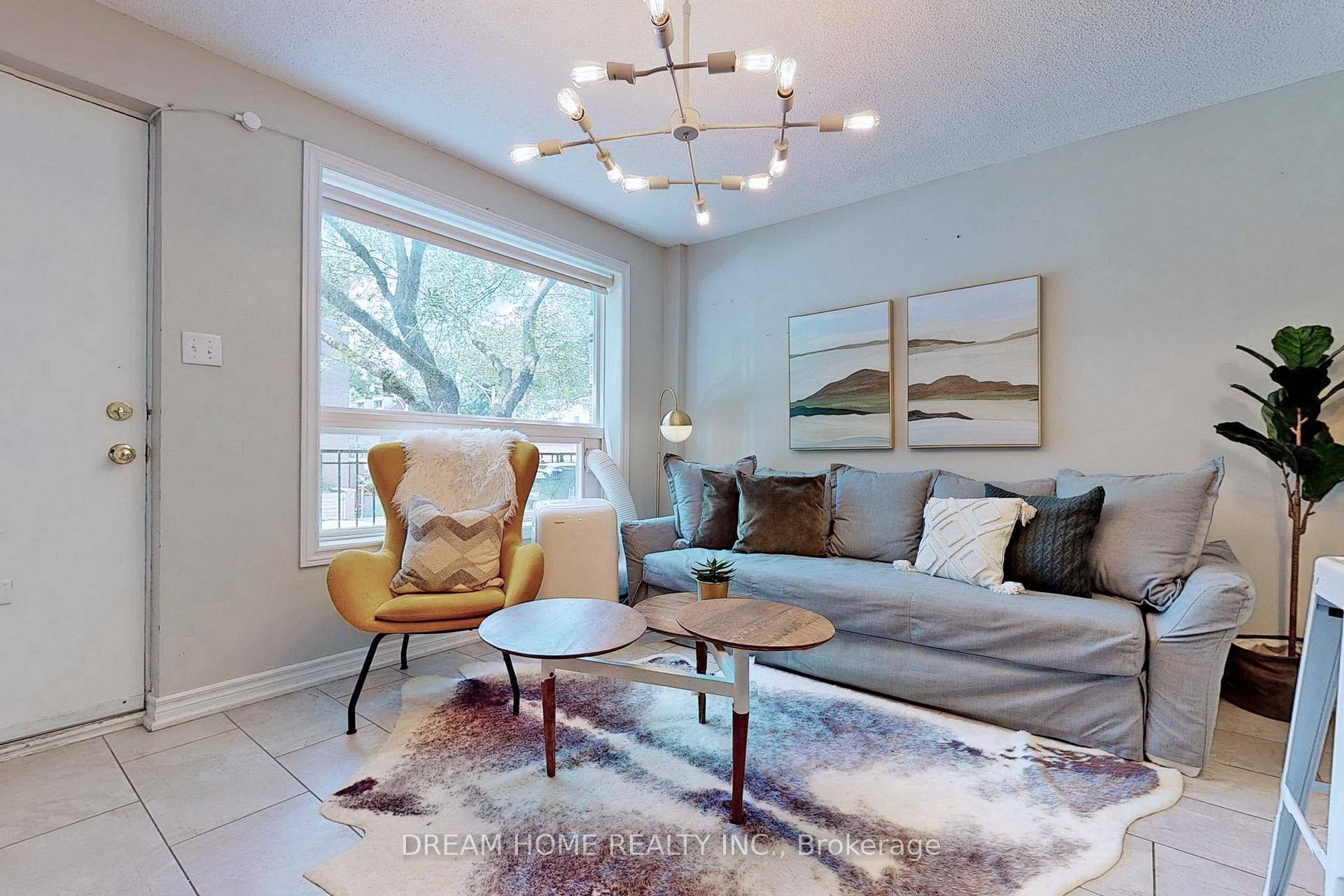 Great Location In The Heart Of Kensington Chinatown !