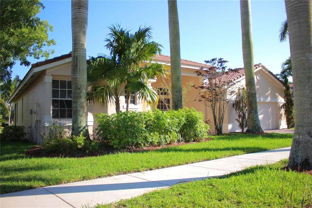 Water front 1 Floor, 4 Bedrooms Den Or 5th Bedroom 3 full Bathrooms.