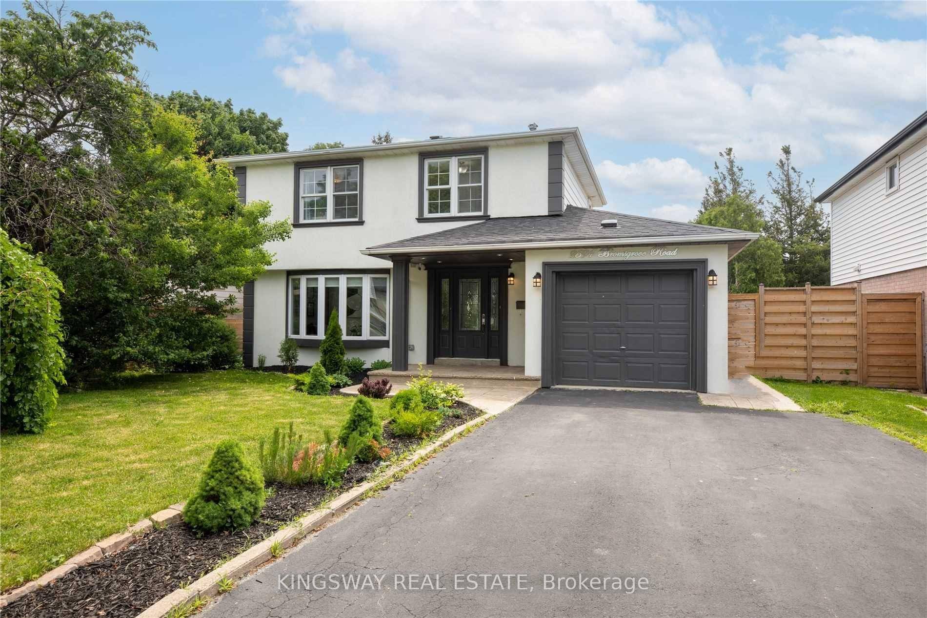 Welcome To This Discreet Gem Located In The Desirable Clarkson Community That Offers A Beautifully Reimagined Interior Ft 3 Bdrms, 4 Baths, Lg Principal Rms amp ; A Finished Bsmt.