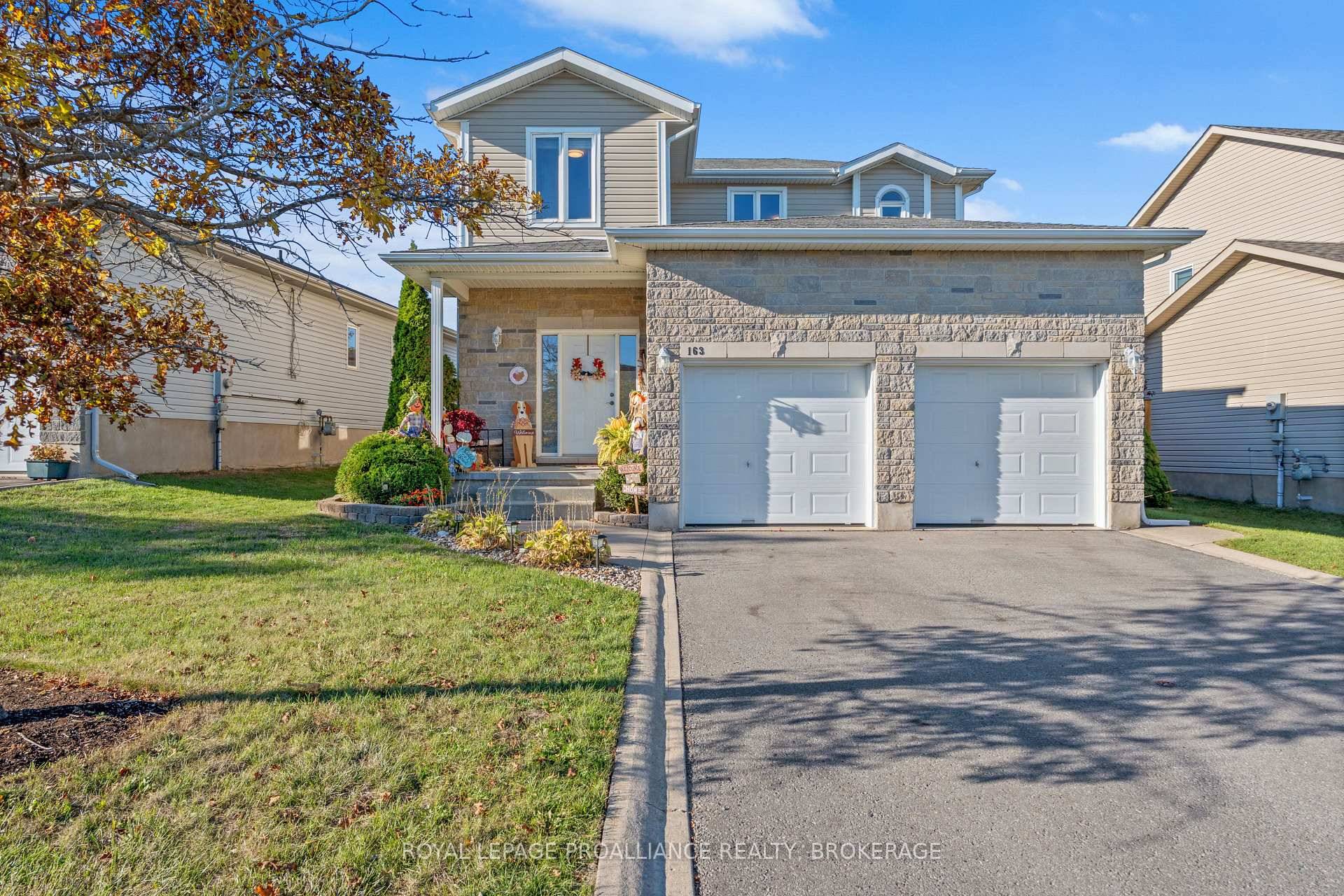 Welcome to this beautifully maintained home offering comfort, functionality, and convenience in a prime location !