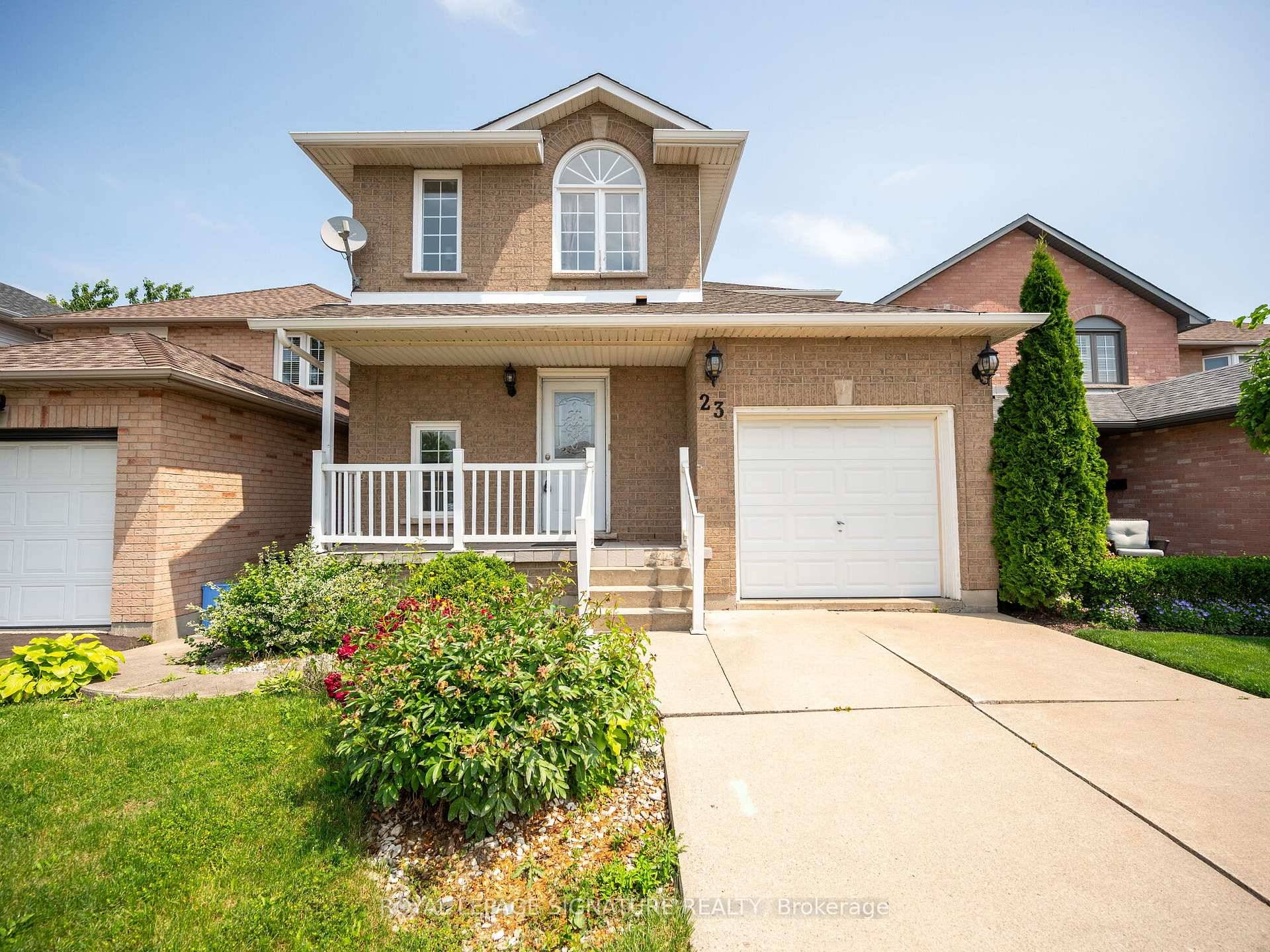 Welcome to this charming 2 story detached home showcasing 3 bedrooms, a generous backyard, new flooring and more !