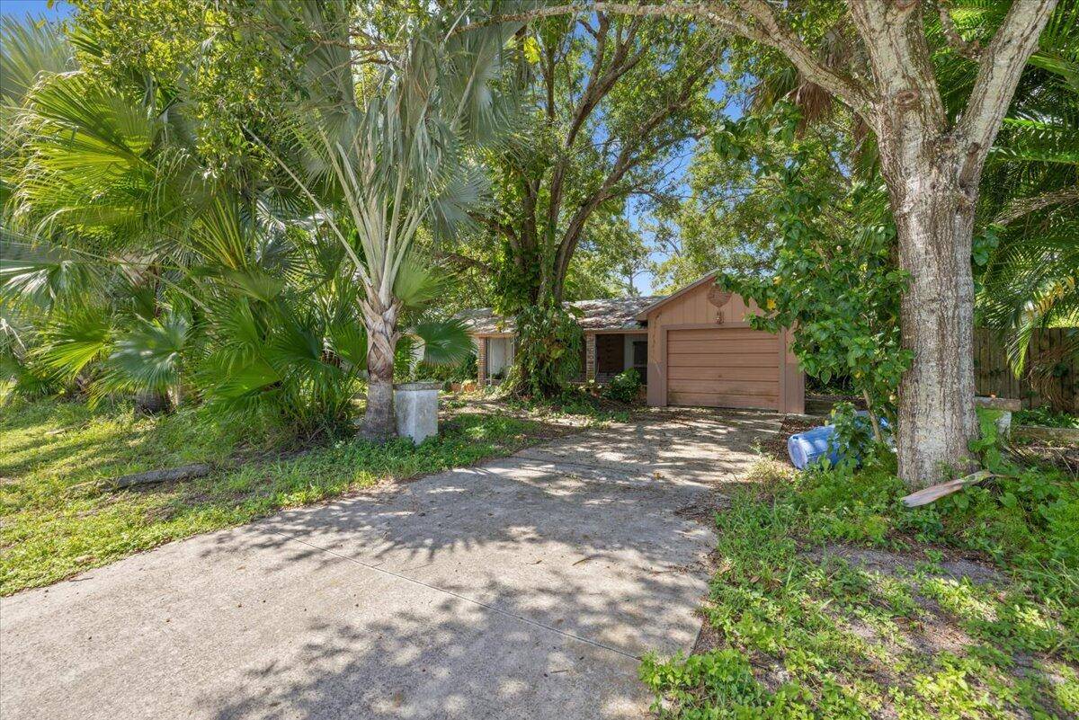 Priced to personalize this impressive 20, 000sqft double lot property with no strict HOA gives you all the freedom you're looking for !