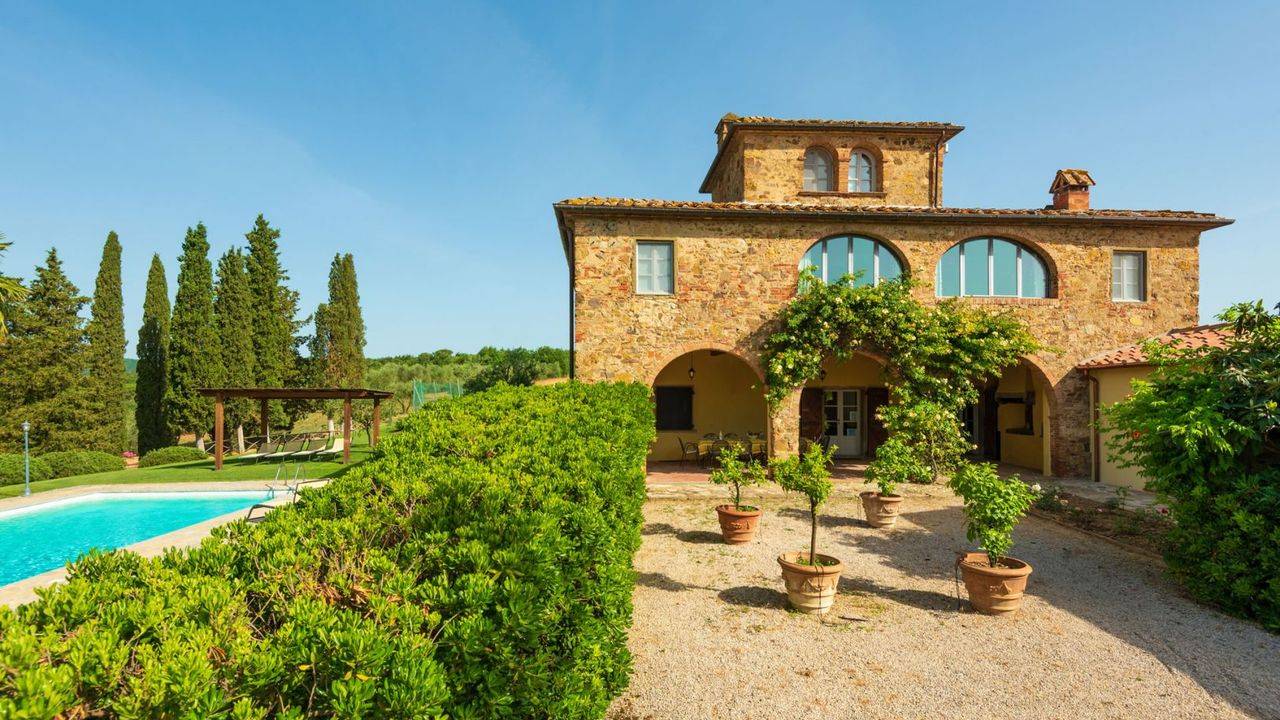 The luxurious residence is surrounded by 5 hectares of land and consists of a magnificent, detached villa with swimming pool and an annexe.