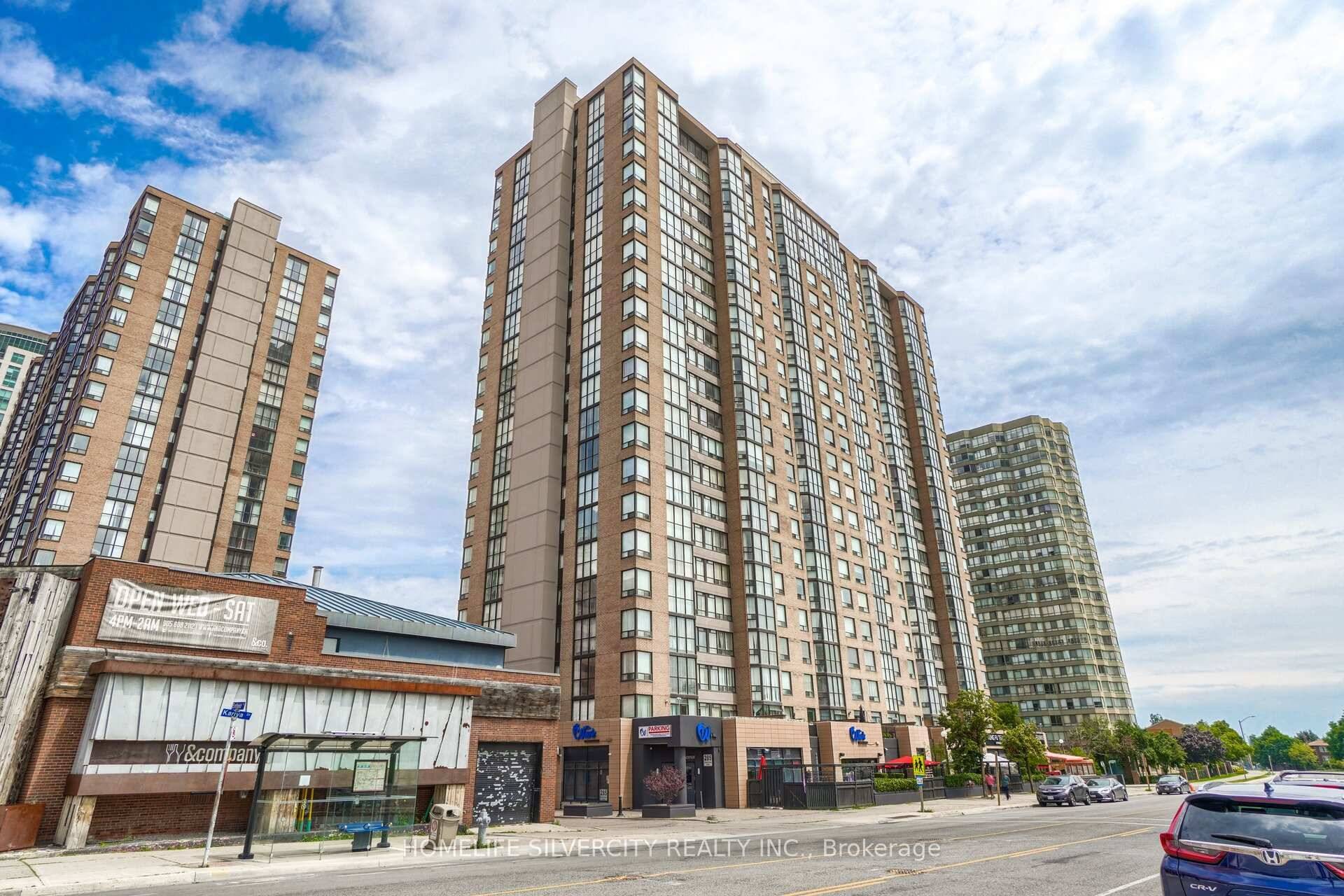 Spacious and bright end unit condo in the heart of Mississauga !